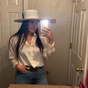 Meet your Posher, Dania